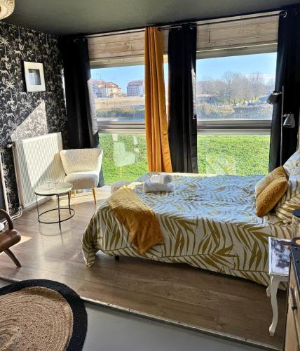 une chambre avec un lit et une grande fenêtre dans l'établissement Majestic - Wifi - Parking - Vue, à Dax