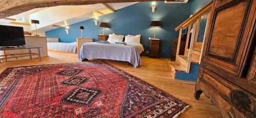 Cette grande chambre comprend 2 lits et un tapis. dans l'établissement Château la bastide cardan, à Saint-Sulpice-de-Pommiers