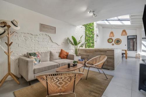MAKONDO - Large Jacuzzi and AC on Main Provenza St