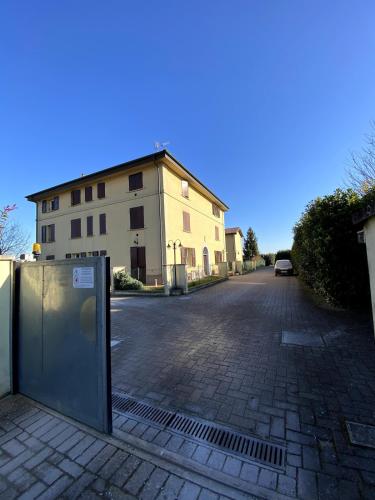 an empty street in front of a building at Grenier Blanc2 Elegante Mansarda in San Vicenzo di Galliera