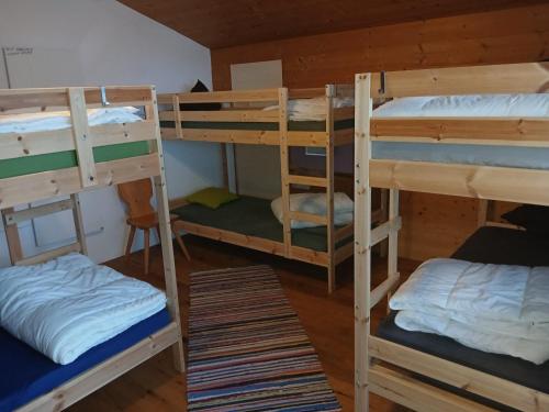 um quarto com três beliches em um quarto em Permadieshof L em Sankt Leonhard im Pitztal