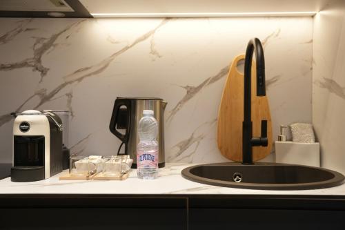 Η κουζίνα ή μικρή κουζίνα στο NEA Deluxe Apart-Hotel