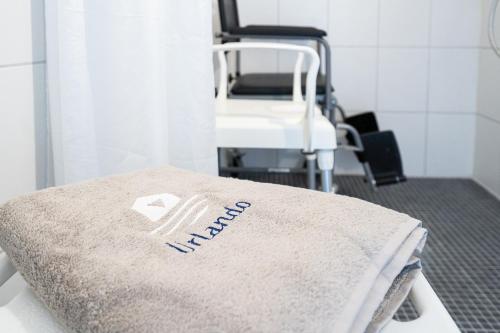 a blanket on a hospital bed in a room at Das Solaris 1 Beach Apartment mit Balkon, hundefreundlich und modern in Grömitz