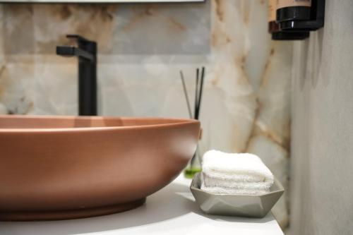 Ένα μπάνιο στο NEA Deluxe Apart-Hotel