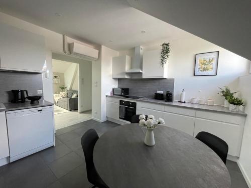 une cuisine et une salle à manger avec une table et des chaises dans l'établissement Appartement T2 Il Dolce Farniente, au Creusot