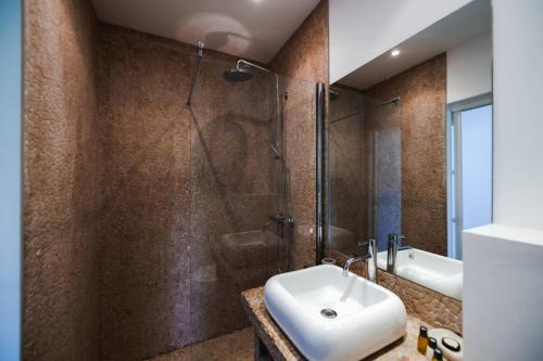 une salle de bain avec un lavabo et une douche en verre dans l'établissement VILLA GIRELLES- pieds dans l'eau, piscine, vue mer, 5 chambres, à Pietrosella