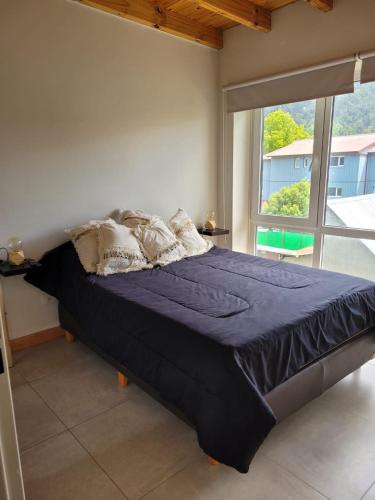 Ένα ή περισσότερα κρεβάτια σε δωμάτιο στο Departamento 25 umain