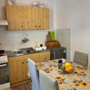 - une cuisine avec une table et des fruits dans l'établissement Poseidon beach Apartments, à Paleokastritsa