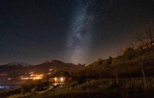 une cabine sous une nuit étoilée avec la voie laitière dans l'établissement Corps de garde de la Roche, à Mont-Dauphin
