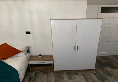 Katil atau katil-katil dalam bilik di Cozy Private Room Near Shops & Transport in Enfield