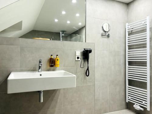 Bilik mandi di REMA Homes - Dachgeschoss Klima 3x Queen-Size Balkon Küche TV