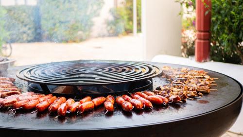 Kemudahan BBQ tersedia untuk tetamu di perkhemahan ini