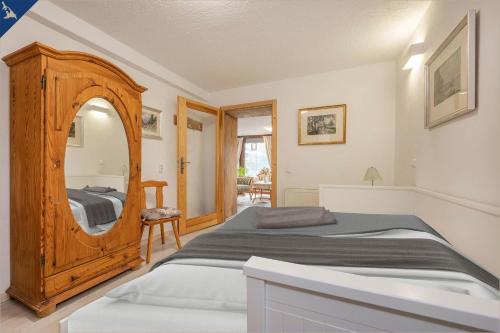 Ένα ή περισσότερα κρεβάτια σε δωμάτιο στο zum Fachwerkhaus