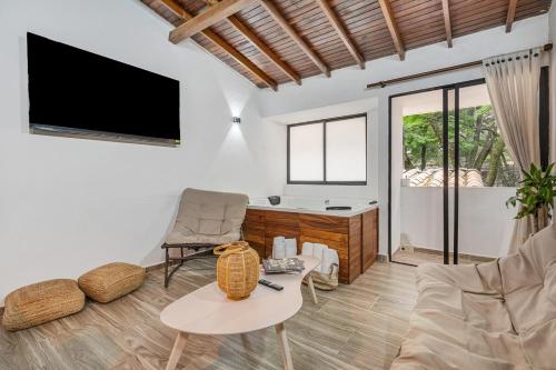 CUMBIANA - Apt with Hot Tub on Provenza's Main Street