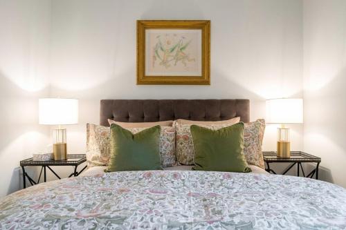 コリングウッドにある1 bedroom Garden Suite with parking, Best Locationのベッドルーム1室(大型ベッド1台、ランプ2つ付)