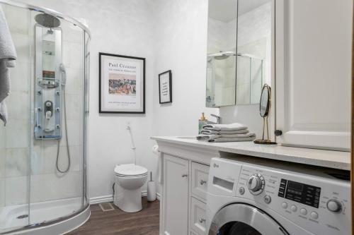 コリングウッドにある1 bedroom Garden Suite with parking, Best Locationの白いバスルーム(シャワー、洗濯機付)
