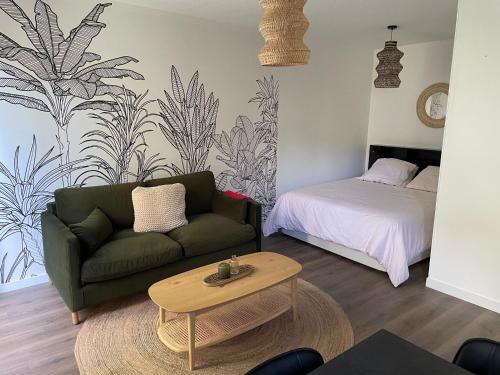 un salon avec un canapé et un lit dans l'établissement Breeze in the city, à Lyon