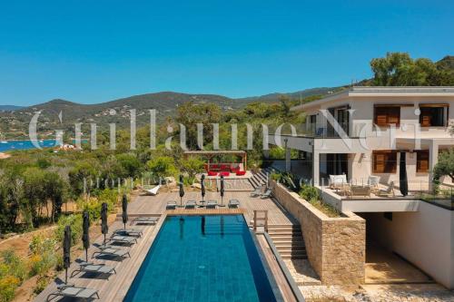 une image d'une villa avec piscine dans l'établissement VILLA CASADELMAR- 7 chambres, 16 personnes, vue mer, piscine, appartement, accès plage, terrain pétanque, à Coti-Chiavari