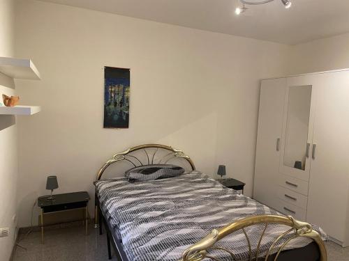 una camera da letto con un letto e un quadro sul muro di Apartment Nico Völklingen-Ludweiler a Völklingen