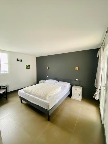 une chambre avec un lit et un mur végétal dans l'établissement Villa Sauvage, à La Flotte