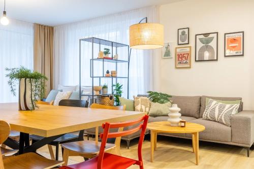Spacious 3BR - 2 Parking Spots, Full Kitchen, by Gravity Prague