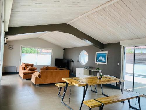 un salon avec un canapé et une table dans l'établissement Villa Sauvage, à La Flotte