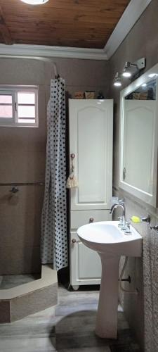 a bathroom with a sink and a shower at Casa quinta vacacional in Mar del Tuyú