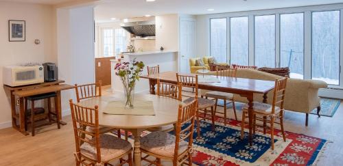 Η κουζίνα ή μικρή κουζίνα στο Cooper Hill Inn