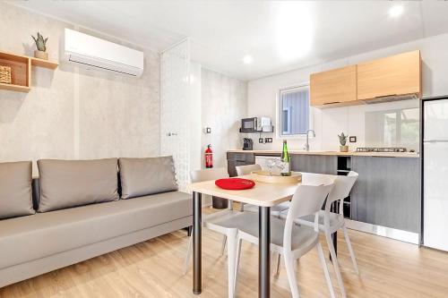 Dapur atau dapur kecil di Camping Domaine Berrua - Maeva Sélection