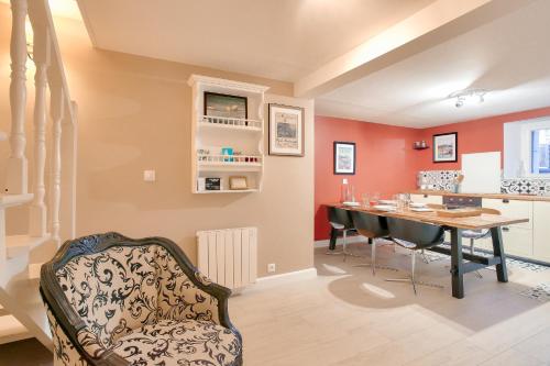 une cuisine et une salle à manger avec une table et des chaises dans l'établissement À 400m de la plage, maison ancienne pour 4, à Dinard