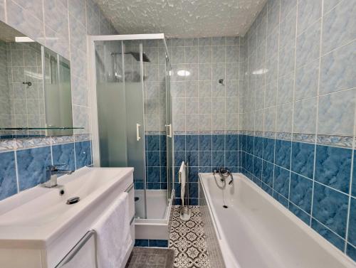 Ένα μπάνιο στο Amazing House With Free Parking