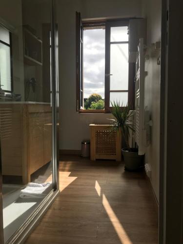 La salle de bains est pourvue d'un lavabo et d'une fenêtre. dans l'établissement Maison pierre Bordeaux avec piscine chauffée, à Bordeaux
