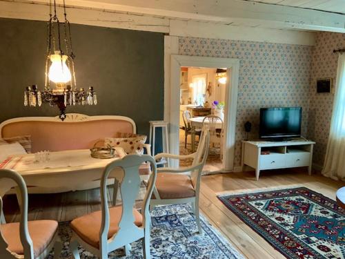 TV/trung tâm giải trí tại Naturnära boende med 6 sovplatser och 120 m2 på Ängaröds Gård