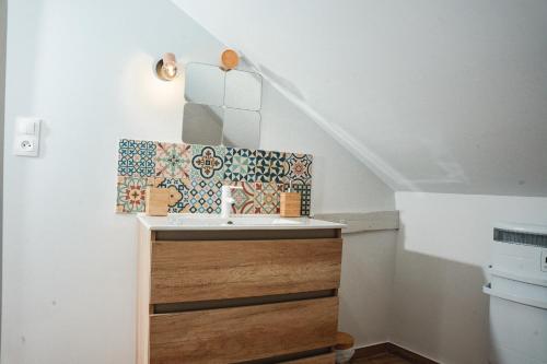 Kuchyň nebo kuchyňský kout v ubytování Coeur de village, maison pour 8 avec piscine