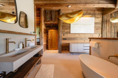 une salle de bain avec deux lavabos et une baignoire dans l'établissement Chalet Angel - Chamonix, à Chamonix-Mont-Blanc