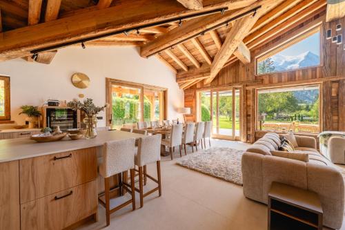une cuisine et un salon avec une table et des chaises dans l'établissement Chalet Angel - Chamonix, à Chamonix-Mont-Blanc