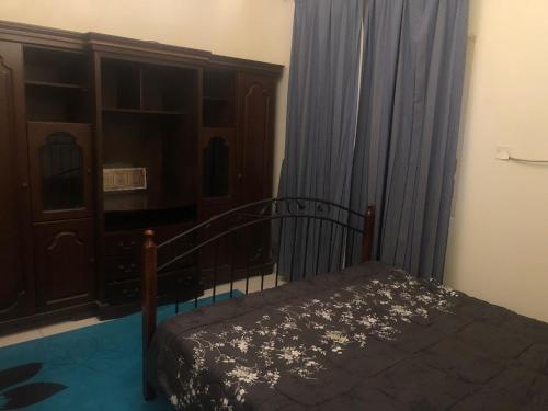 Ένα ή περισσότερα κρεβάτια σε δωμάτιο στο Flat in Tubli bay