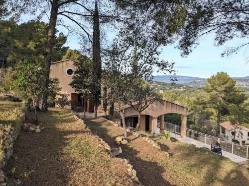 une maison arborée sur le flanc d'une colline dans l'établissement -Villa les Pins- Bandol, à Bandol