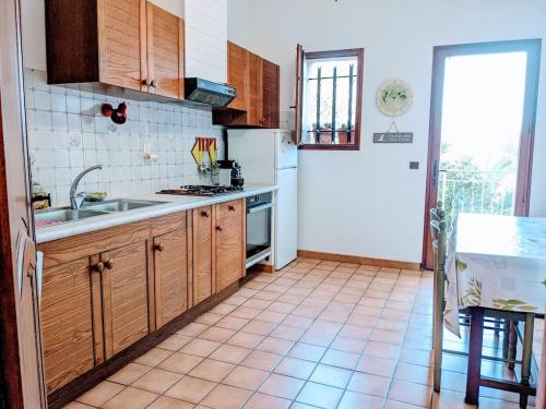 une cuisine avec un évier et un réfrigérateur dans l'établissement -Villa les Pins- Bandol, à Bandol