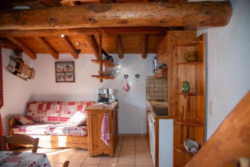 a kitchen and a living room with a couch at Gite 4p à 3 vallees Saint Martin in Saint-Martin-de-Belleville