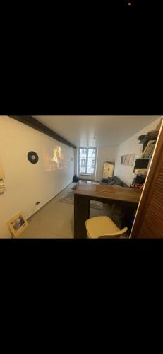 Cette chambre mansardée comprend un bureau et une fenêtre. dans l'établissement appartement au centre de Paris, 2ème arrondissement, à Paris