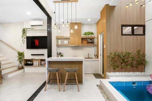 Kuchyň nebo kuchyňský kout v ubytování Pool Villa in Lipa with Netflix and Smart Projector