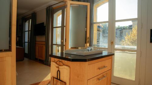 a bathroom with a sink and a mirror at Superbe appartement traversant 132m2, classé 5 étoiles, Sarlat centre in Sarlat-la-Canéda