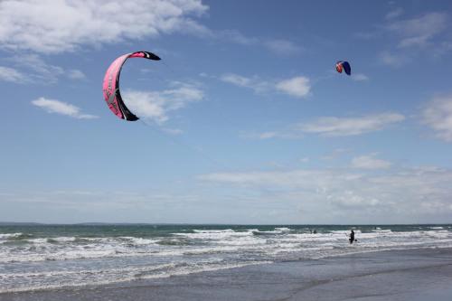 two people are flying kites on the beach at Gorgeous home for 12 - Walk to Beach - Sea View in Chichester