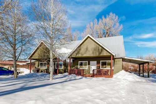 ein Haus mit Schnee davor in der Unterkunft The Great Escape in Gunnison in Gunnison