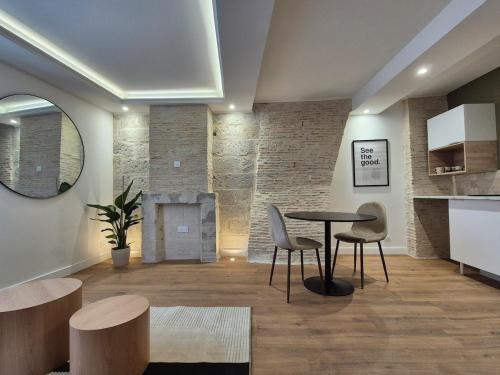 un salon avec une table et deux chaises dans l'établissement Loft - Hypercentre, à Angers