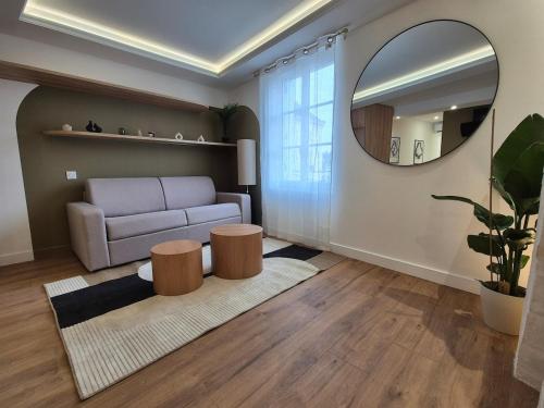 un salon avec un canapé et un miroir dans l'établissement Loft - Hypercentre, à Angers