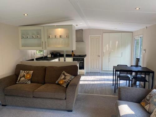 Khu vực ghế ngồi tại Oak Tree Lodge with Hot Tub near Alton Towers