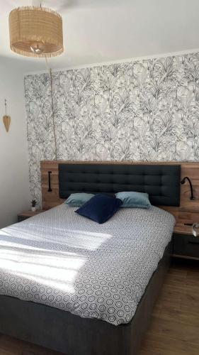 - une chambre avec un grand lit escamotable dans l'établissement GASMIM18 - Golfe de St-Tropez - Maison climatisée dans domaine arboré, à Gassin