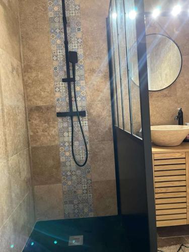 une douche dans une salle de bain avec un lavabo dans l'établissement GASMIM18 - Golfe de St-Tropez - Maison climatisée dans domaine arboré, à Gassin